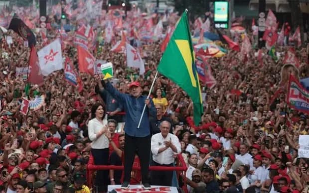 Balotaje en Brasil: Lula y Bolsonaro cerraron sus campañas en un escenario de empate técnico