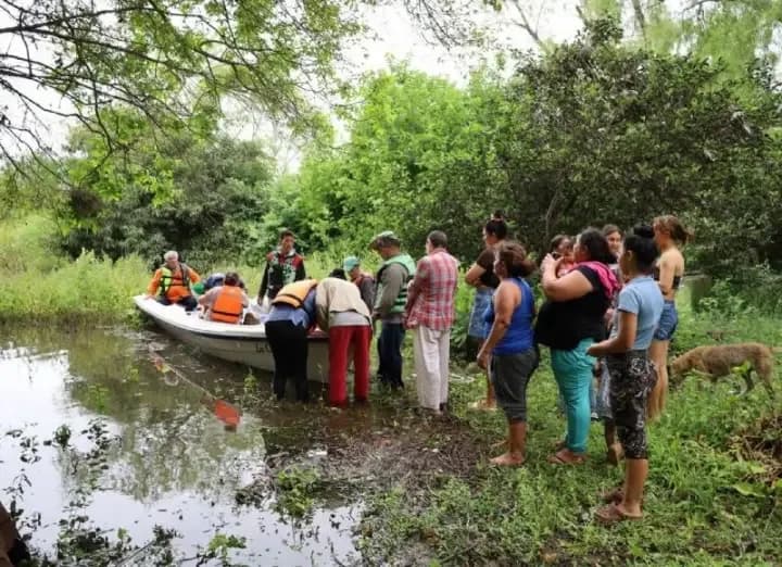 Puerto Vilelas bajo el agua: el Paraná llegó a 7,27 metros y asisten a familias