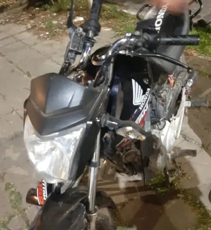 Choque entre auto y una moto: 
dos jóvenes heridos de gravedad