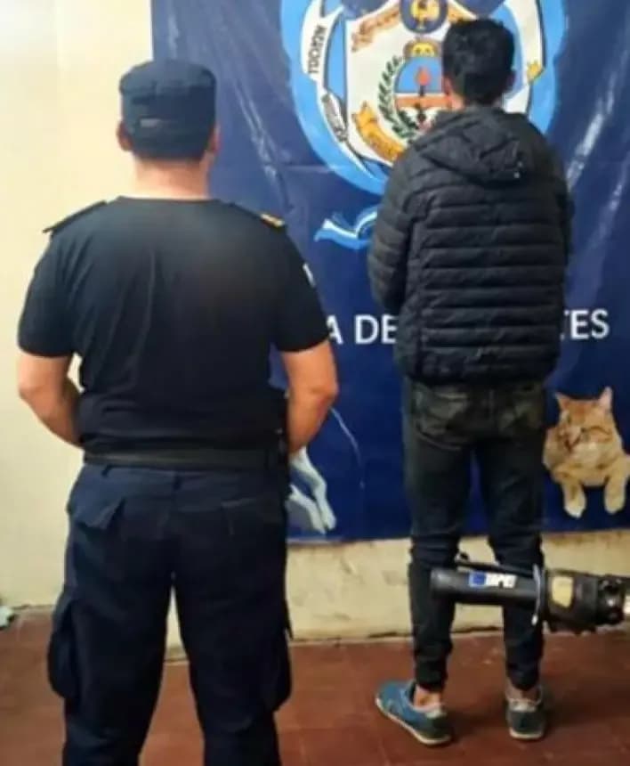 Arrebató celular 
y fue detenido