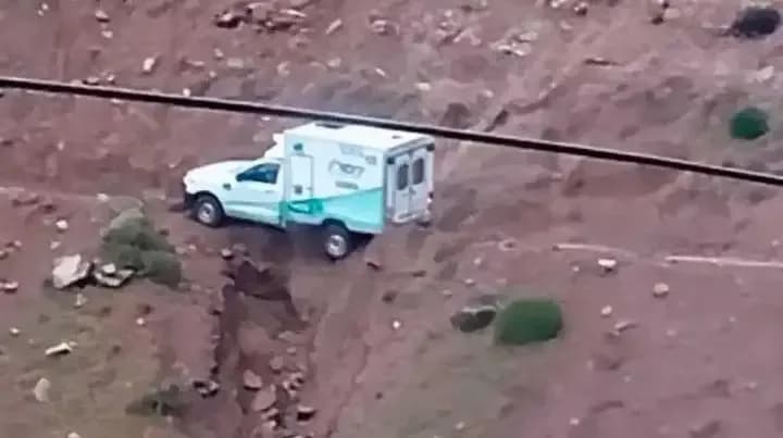 Cedió un camino rural y y una ambulancia con pacientes quedó al borde de un precipicio