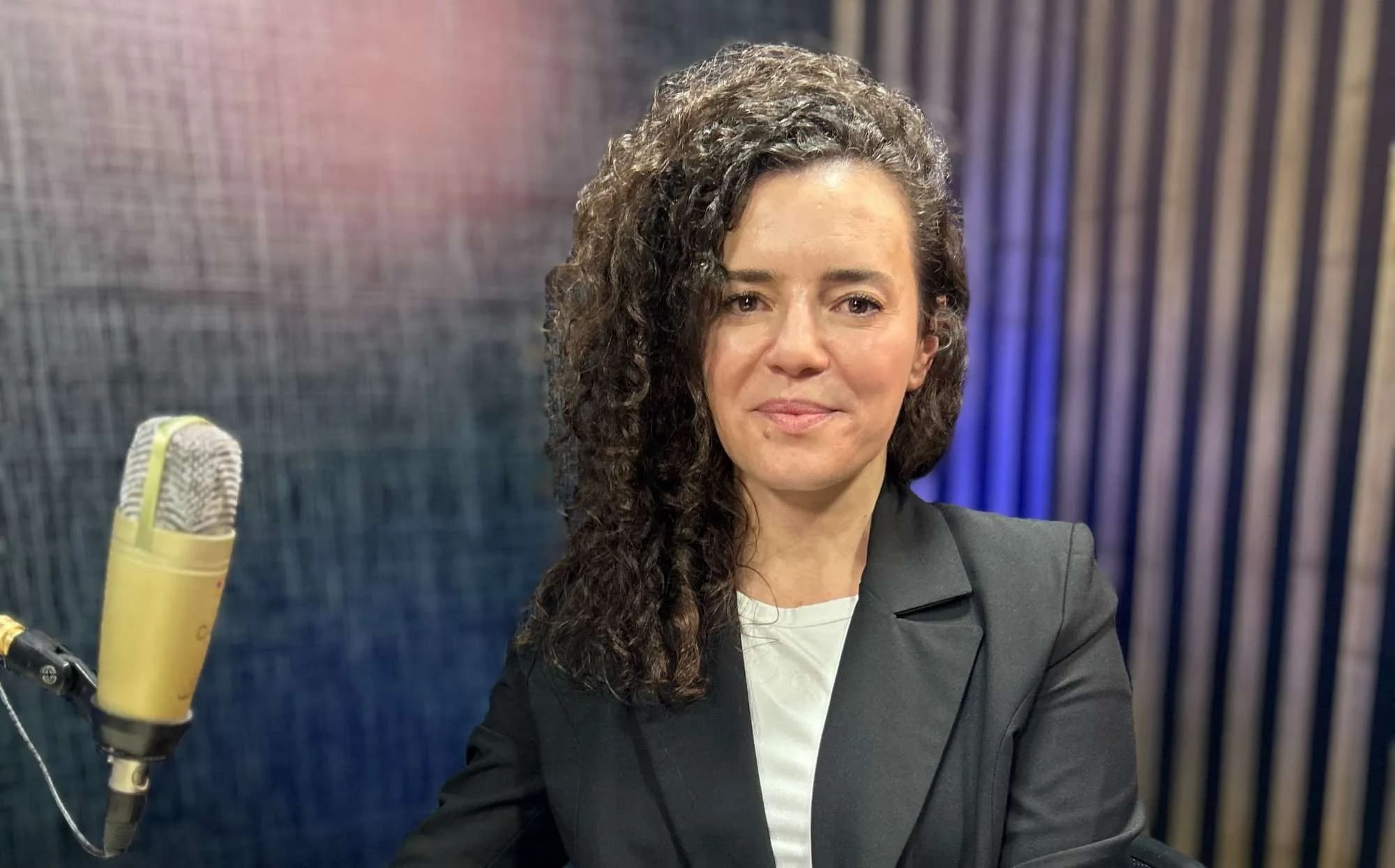 “La única salida que tengo para atravesar el paso del tiempo es escribir”