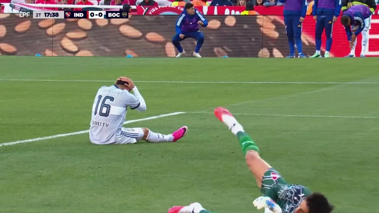 ¡No se puede creer el gol que se perdió Merentiel ante Independiente!