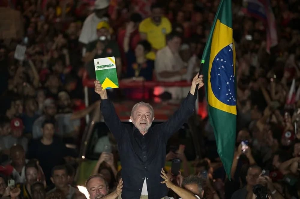 Lula ganó un histórico balotaje y asumirá un cuarto mandato en Brasil