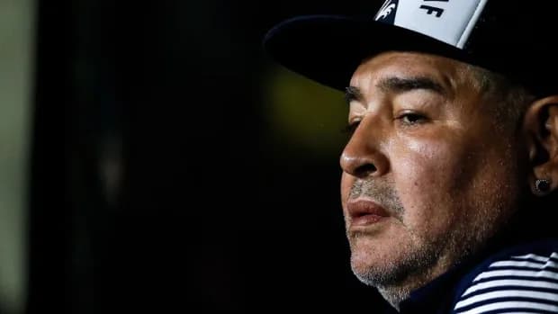 A días de cumplir 60 años, Maradona enfrenta una nueva crisis familiar: los echó a todos de su casa