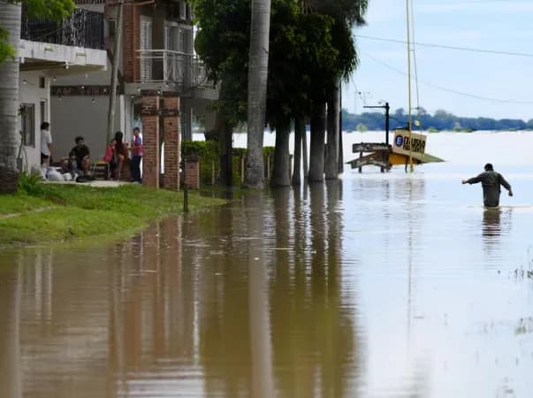 Inundaciones: se complica la situación en Paso de la Patria y refuerzan la asistencia a los afectados