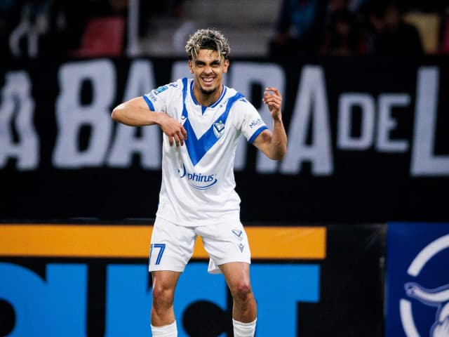 Ronaldo Martínez: su tremenda racha con Vélez, goleador del torneo y una chilena que "debería ser" de Puskás