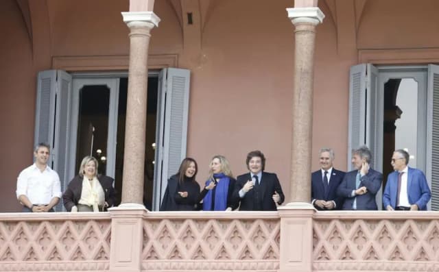 La hoguera de Milei: cuando el poder quiere quemar al que lo critica