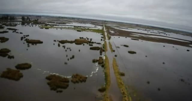 “Estamos a la deriva de lo que llueva”: ya hay excesos hídricos en campos y caminos anegados por el Niño en Buenos Aires y los productores temen que se repitan las inundaciones del año pasado