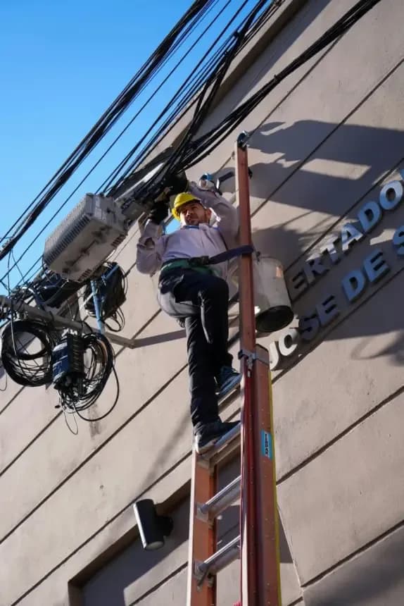 Avanza el programa "Cielo Limpio" y ya se retiró cableado en 14 cuadras del centro