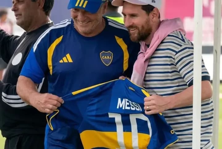 Messi posó con la camiseta de Boca y revolucionó las redes
