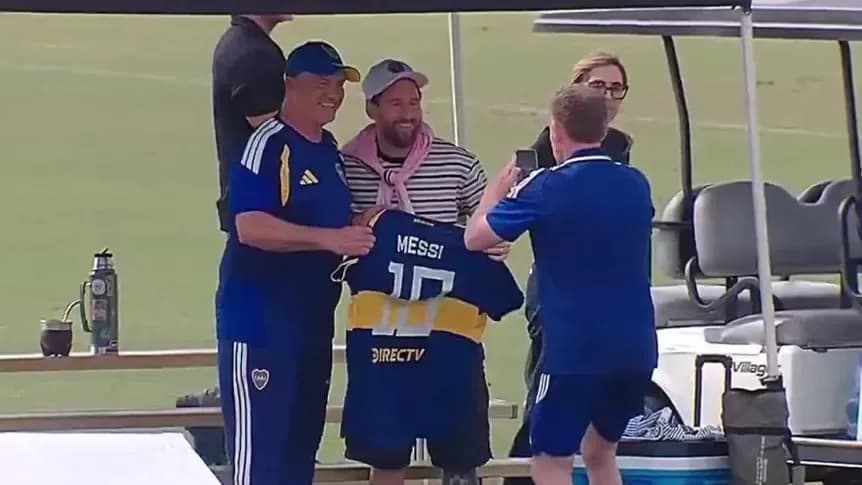 Messi posó con la de Boca  - TyC Sports