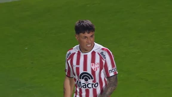 ¡Por poco! Tissera probó y asustó a Riestra en la primera jugada