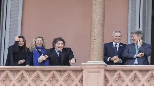 Milei hizo "six seven" en el balcón de la Casa Rosada antes de la reunión de Gabinete