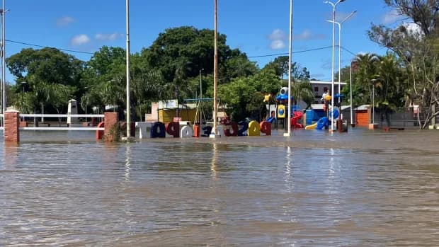 Inundaciones en Paso de la Patria: "Hay más de 150 familias autoevacuadas y amplias zonas aisladas"