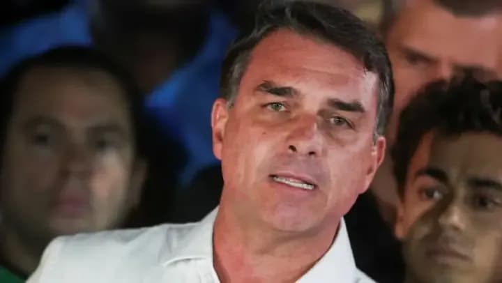 Investigan si Flávio Bolsonaro abandonó Brasil en un viaje de Misiones a EEUU