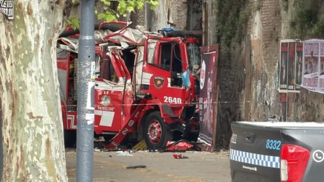 Un camión de Bomberos chocó contra la vieja cárcel de Caseros y hay varias personas heridas