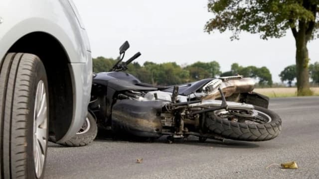 Corrientes: un motociclista resultó con graves lesiones tras chocar contra una camioneta