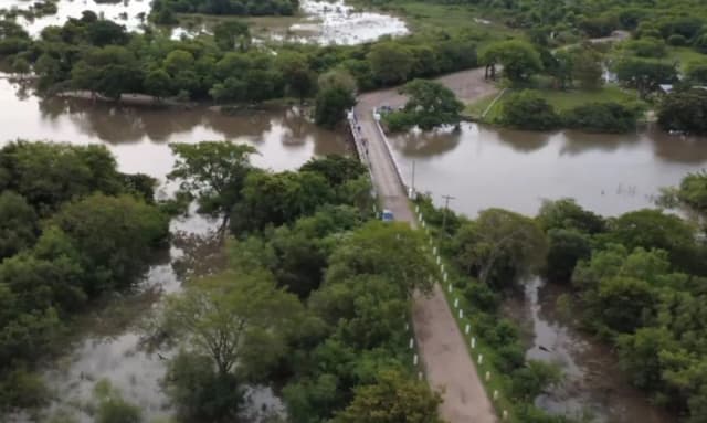 Continúa cerrado el Puente Pexoa por la creciente del Riachuelo