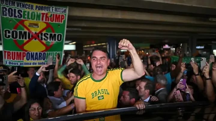 Flávio Bolsonaro le pidió asilo político a Donald Trump y viajó a Estados Unidos