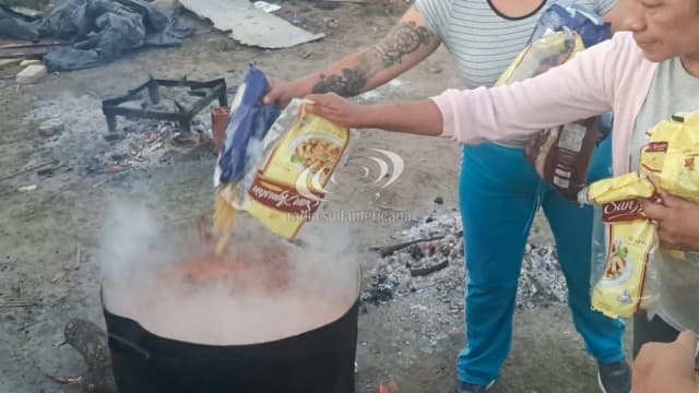 Reparten comida a caballo a las familias inundadas de La Tosquera