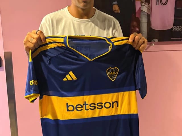 Y ahora le tocó a Suárez: Lucho también posó con la camiseta de Boca