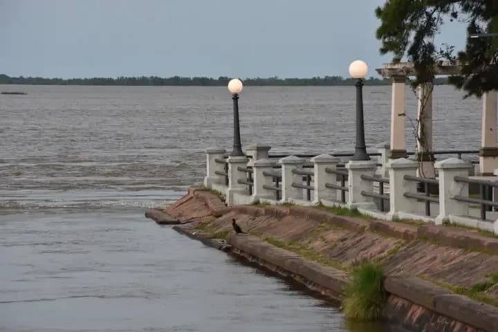 Esperan un pico del Paraná en la costanera durante noveimbre