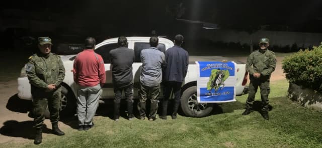Cuatro demorados con un ciervo axis cazado en Corrientes y una escopeta