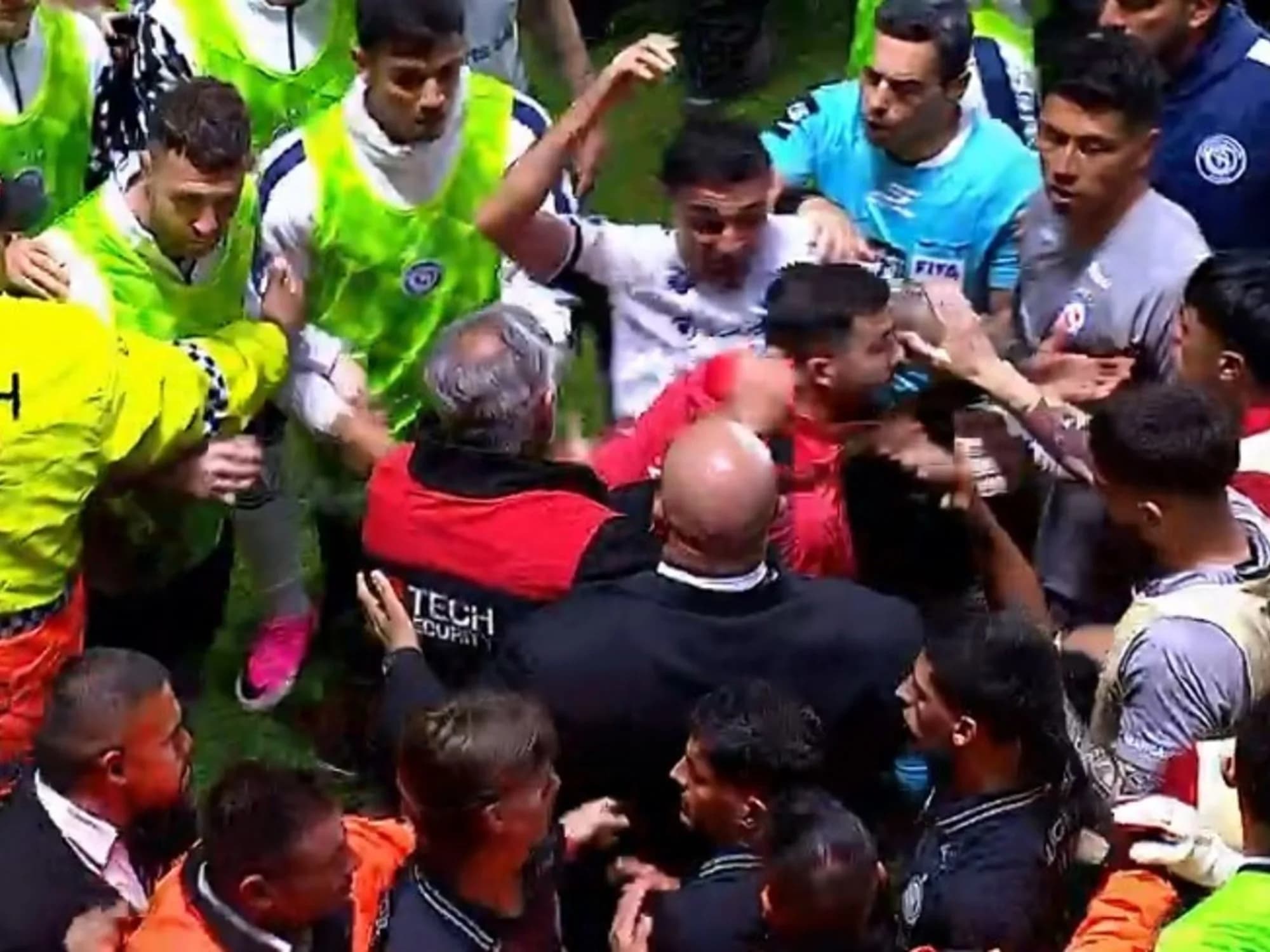 Empujones, manotazos e insultos: el picante final del primer tiempo de Argentinos vs Independiente Rivadavia