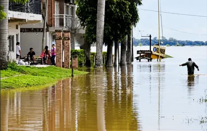 La crecida golpea a las familias de Apipé y amenaza la temporada turística en Paso de la Patria