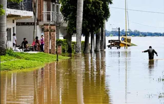 La crecida golpea a las familias de Apipé y amenaza la temporada turística en Paso de la Patria