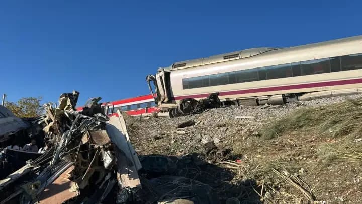 Choque de trenes en España: al menos diez muertos y decenas de heridos