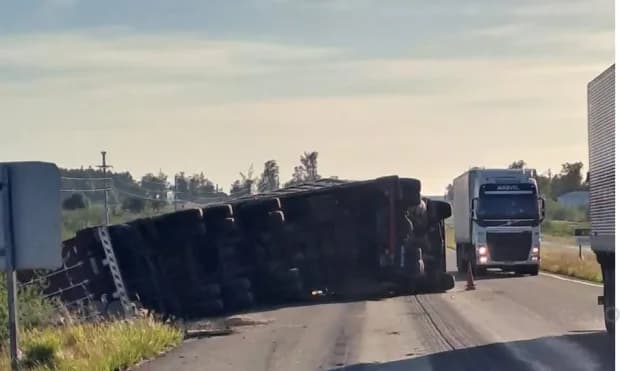 Un camión de gran porte volcó en ruta de Corrientes: el chofer fue hospitalizado