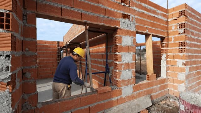 Estiman un leve rebote de la economía en septiembre, pero el crecimiento de 2026 quedaría cerca del 1% por la recesión