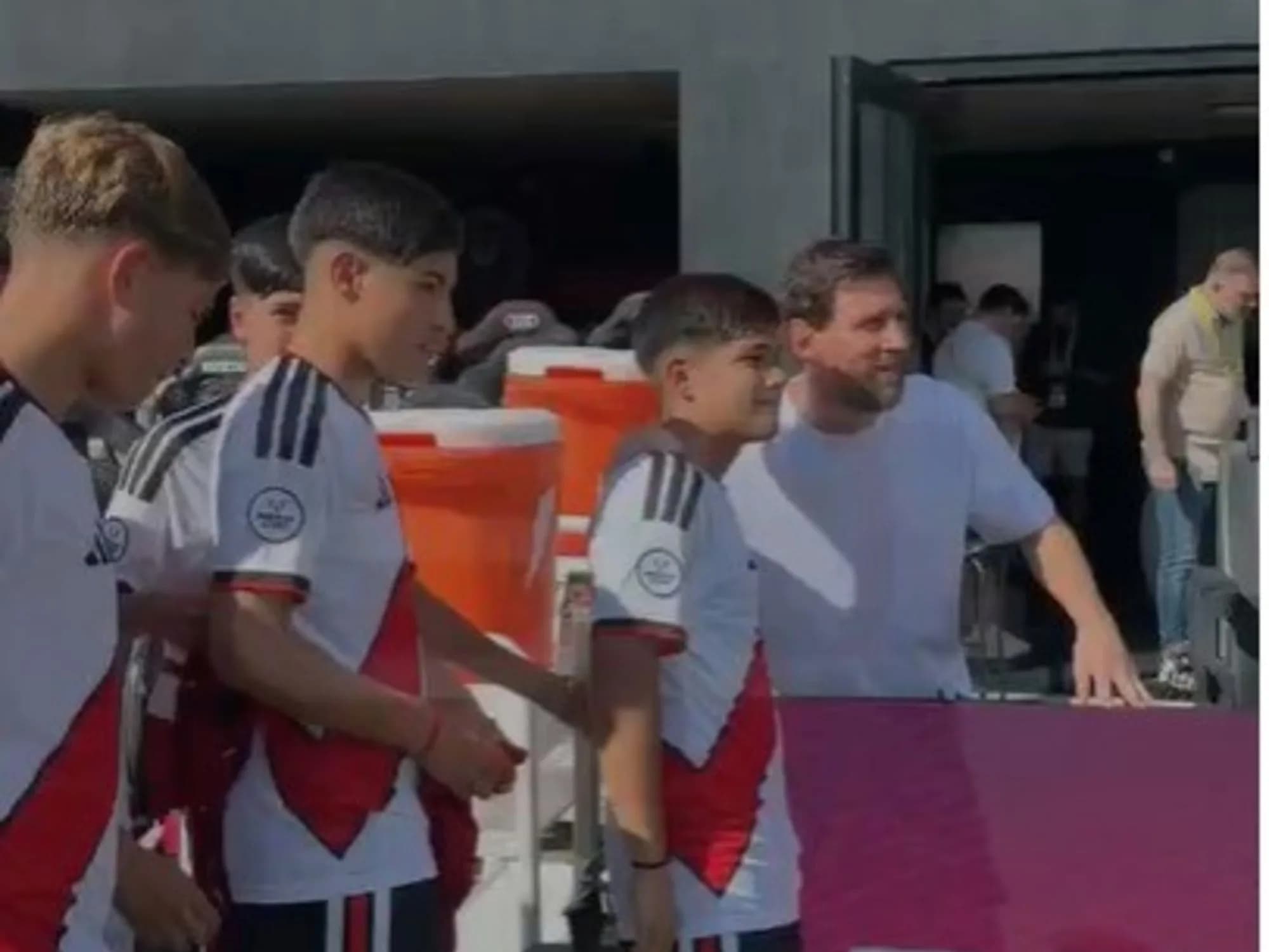 El inolvidable gesto de Messi con los chicos de River en el predio del Inter Miami