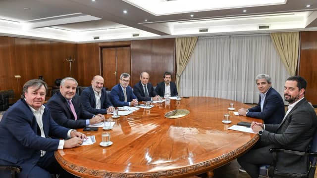 La UIA recibirá a Luis Caputo en su principal encuentro del año y pide acelerar la baja de impuestos