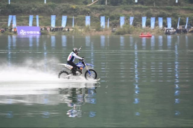VIDEO: Recorre más de 40 kilómetros sobre el agua en una moto y rompe un récord Guinness