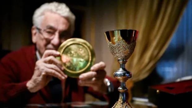 Juan Carlos Pallarols confecciona el Cáliz de la Paz para el papa León XIV con plata y municiones de Malvinas