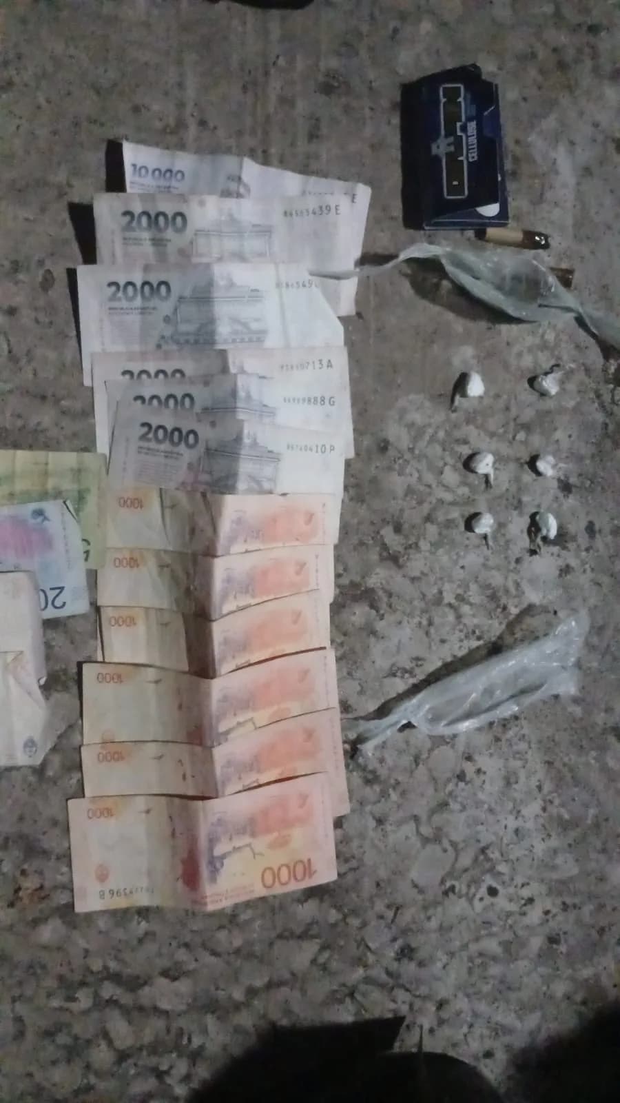 Sorprenden a dos dealers vendiendo drogas en un barrio capitalino