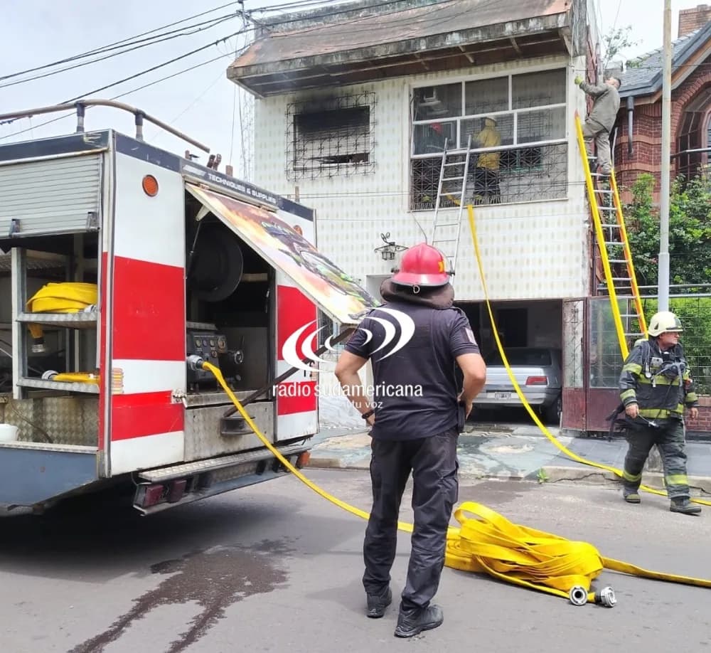 Portada de video: Cortocircuito provocó un incendio en el interior de una vivienda