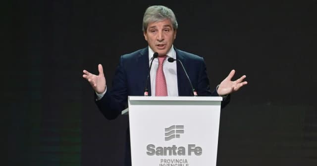Caputo dijo que el RIGI superó los US$ 200.000 millones en anuncios y pidió que las pymes sean proveedoras de los proyectos