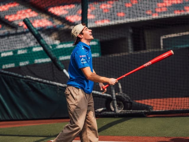 Colapinto cambió el volante por el bate de béisbol: su visita a los Diablos Rojos de México