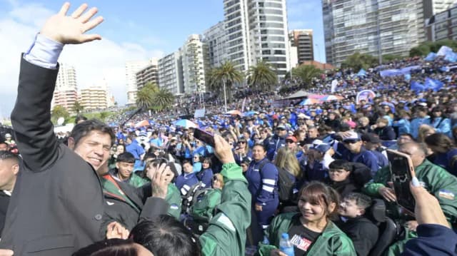 Kicillof reunió a sus intendentes y busca avanzar con las reelecciones indefinidas en medio de la interna peronista