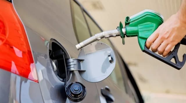El Gobierno volvió a postergar el aumento del impuesto a los combustibles al 1° de diciembre