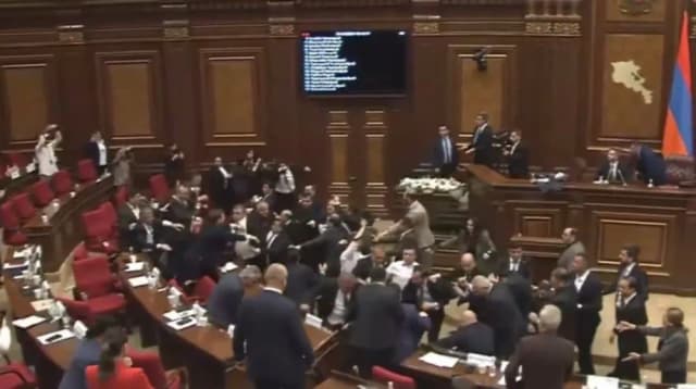 Diputados se agarraron a trompadas en el Parlamento de Armenia