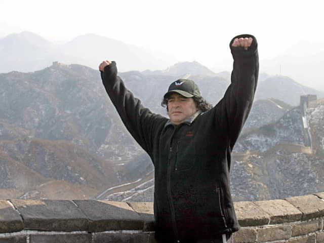 Bajo cero y con los puños en alto: la foto de Diego Maradona en la Muralla China que nació de una promesa a sus hijas