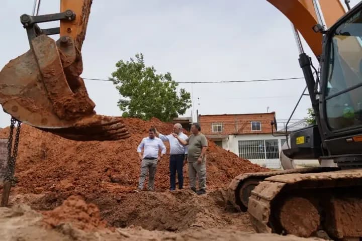 Construyen 900 metros de desagües para mitigar anegamientos en el Quintana y Pirayuí