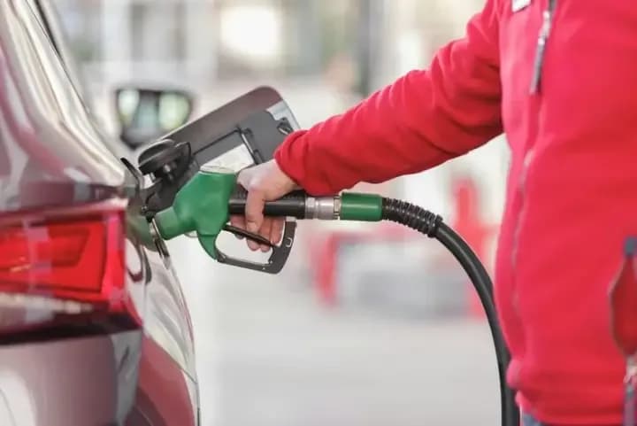 El Gobierno volvió a postergar el aumento del impuesto a los combustibles