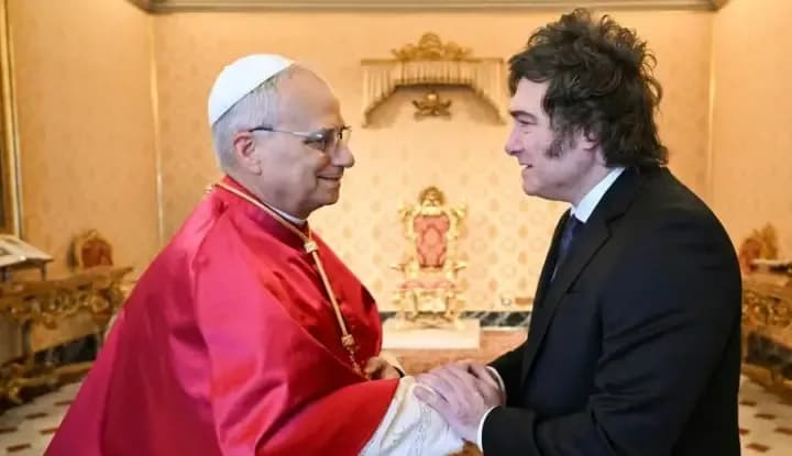 Javier Milei recibirá a León XIV al pie del avión: evalúan transmitir la visita por cadena nacional