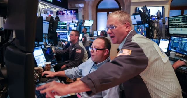 En medio de un desplome global de los mercados, el riesgo país volvió a trepar y quedó cerca de los 800 puntos